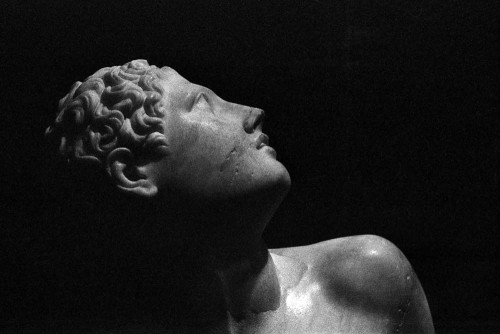 Niobide (trouvé Viale Aurelio Saffi en 1956), provenant des jardins de César en Trastevere, Centrale Montemartini, Rome (Italie).