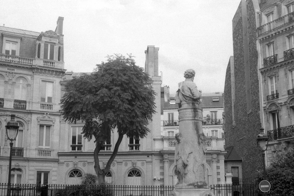 Buste de Paul-Gavarni, place Saint-Georges, Paris 9e